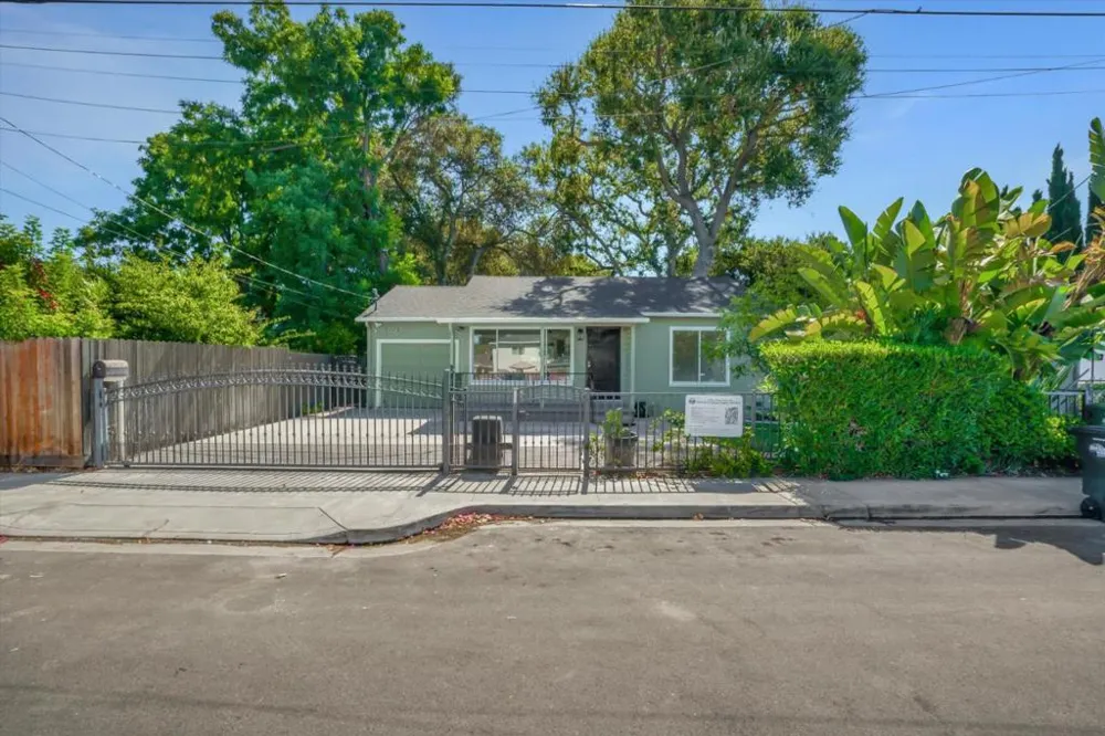 2292 Poplar Avenue East Palo Alto, CA 94303