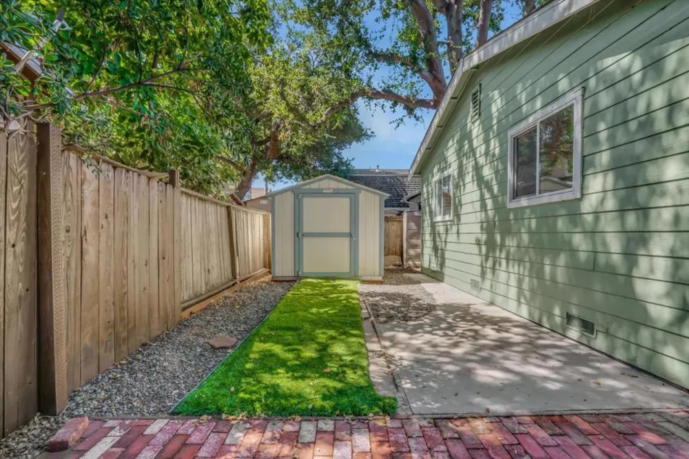 2292 Poplar Avenue East Palo Alto, CA 94303