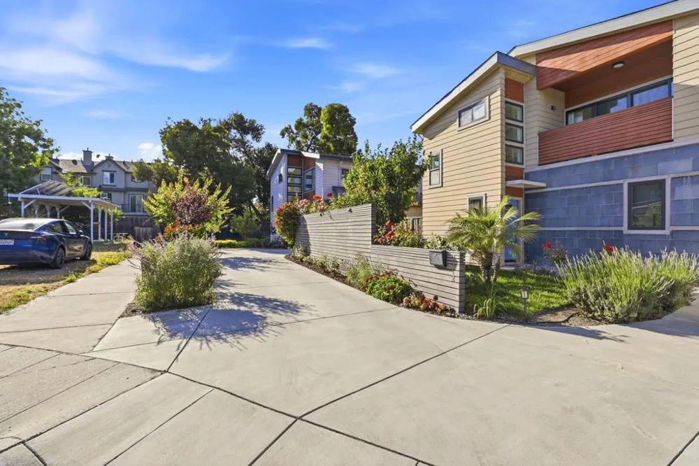 2212 Leland Avenue Mountain View, CA 94040