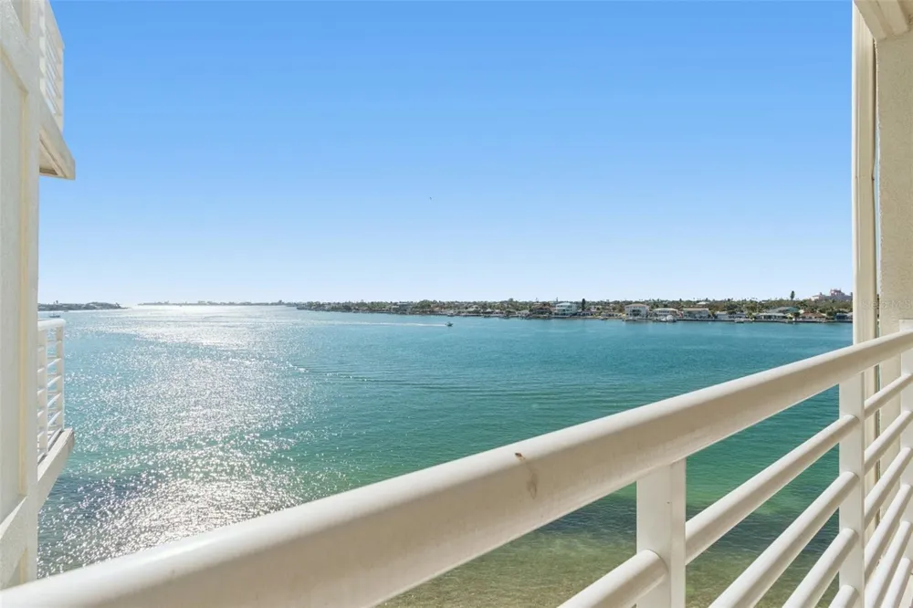 6105 BAHIA DEL MAR CIRCLE #686 St Petersburg, FL 33715