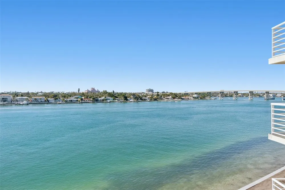 6105 BAHIA DEL MAR CIRCLE #686 St Petersburg, FL 33715