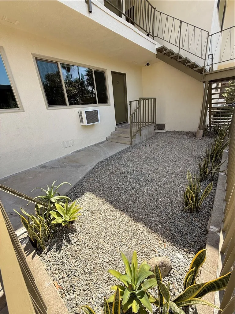 1651 golden gate ave #2 Los Angeles, CA 90026