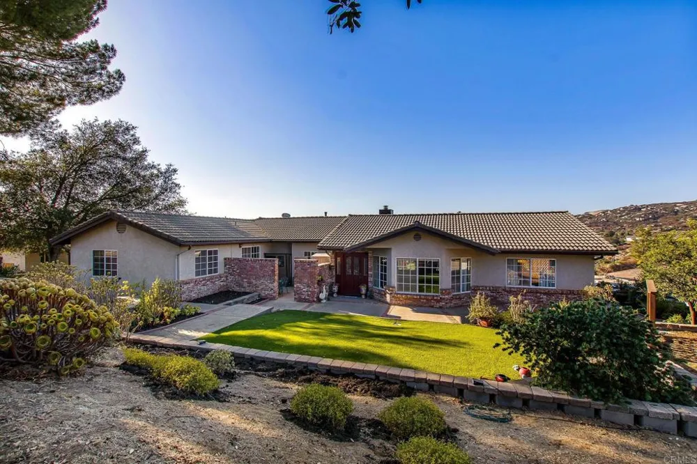 671 Philton Ramona, CA 92065