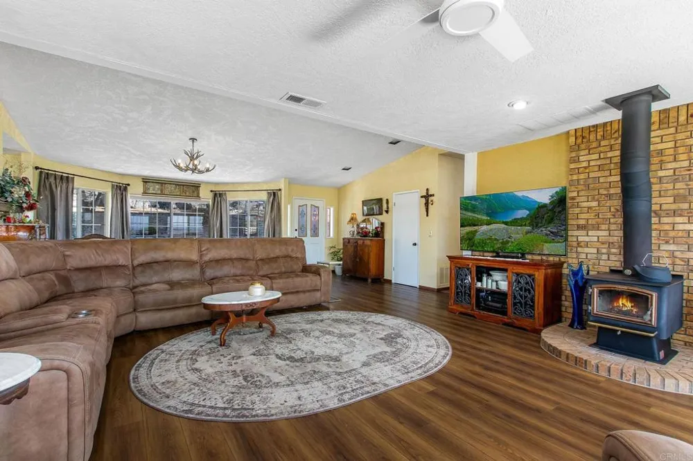 671 Philton Ramona, CA 92065