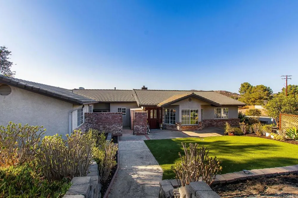671 Philton Ramona, CA 92065