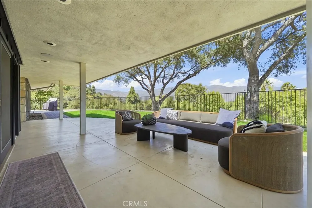 3608 Hampstead Road La Canada Flintridge, CA 91011