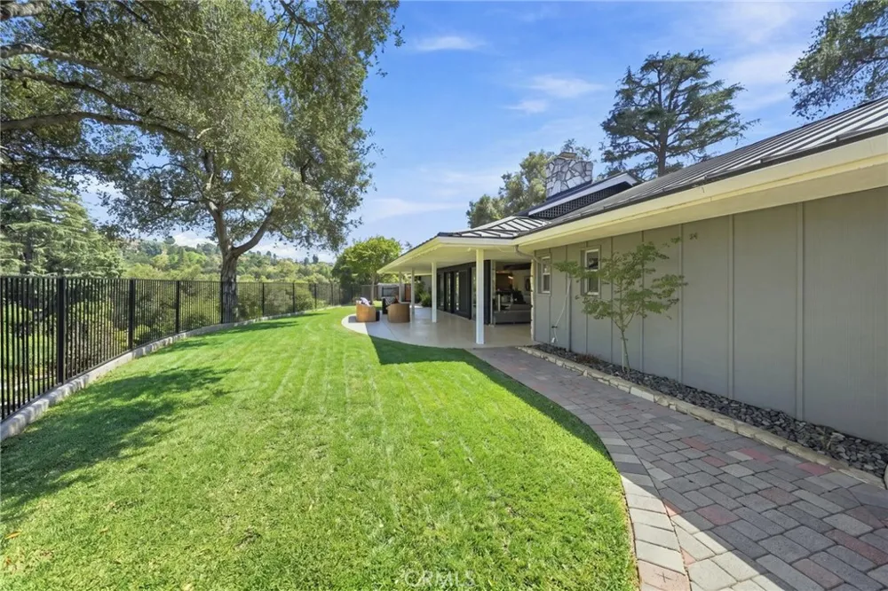 3608 Hampstead Road La Canada Flintridge, CA 91011