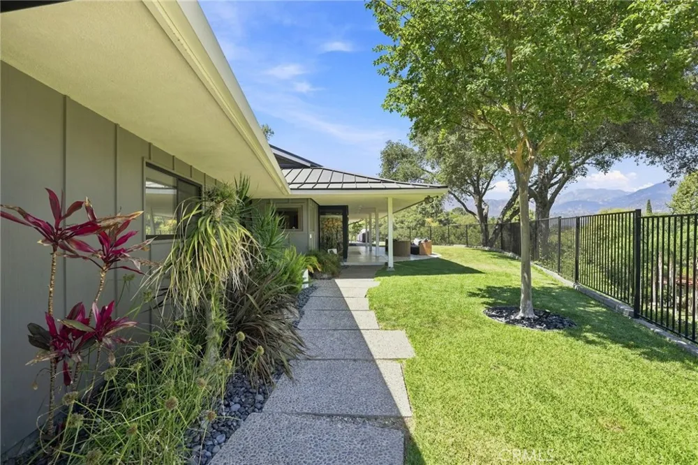 3608 Hampstead Road La Canada Flintridge, CA 91011