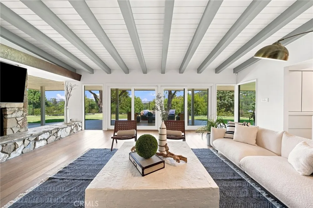 3608 Hampstead Road La Canada Flintridge, CA 91011