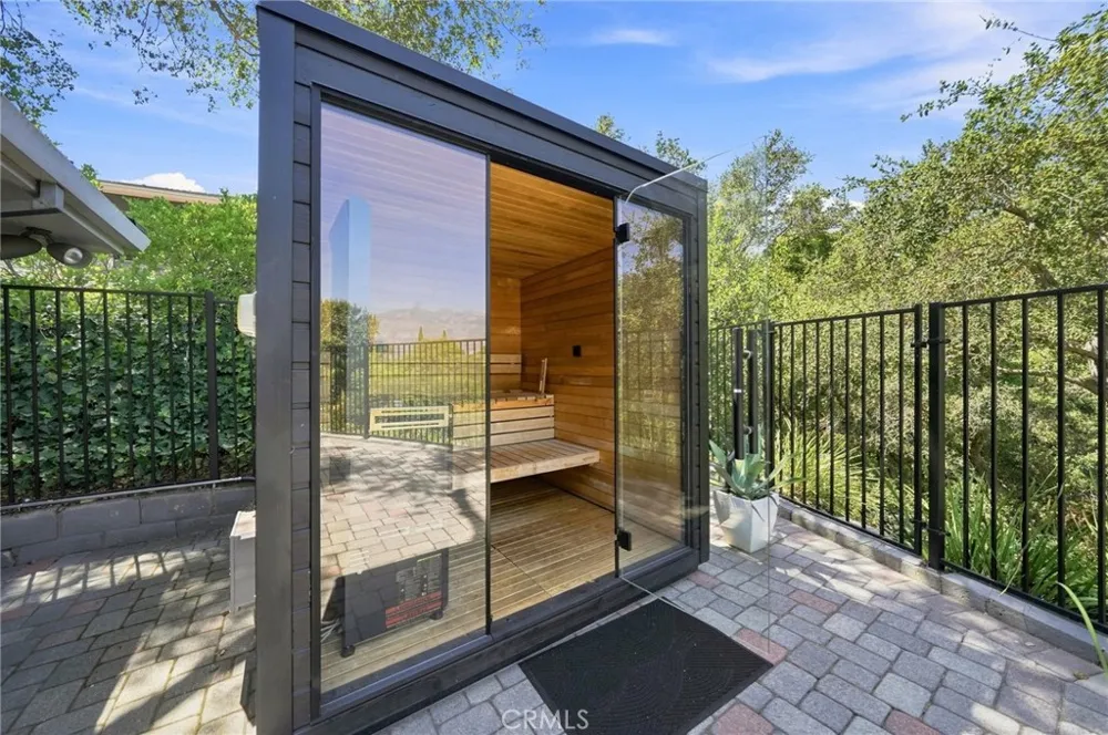 3608 Hampstead Road La Canada Flintridge, CA 91011