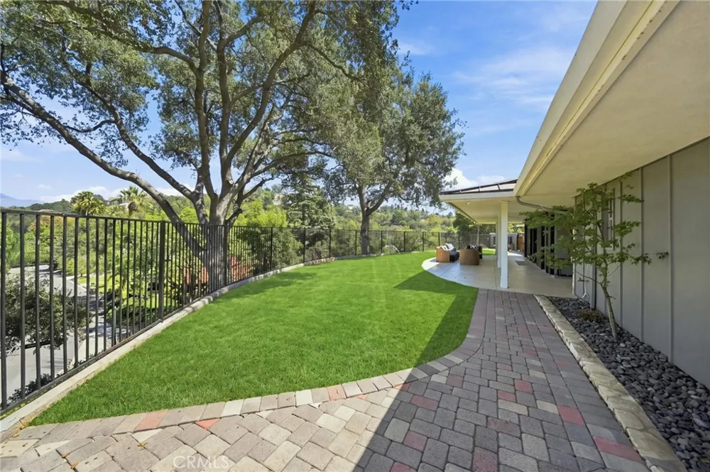 3608 Hampstead Road La Canada Flintridge, CA 91011