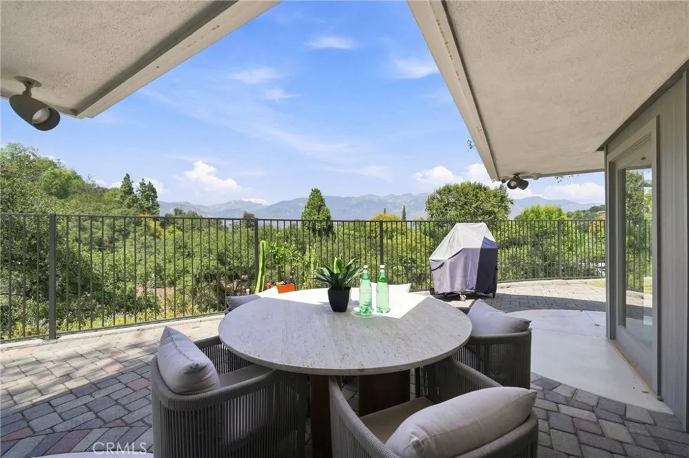3608 Hampstead Road La Canada Flintridge, CA 91011