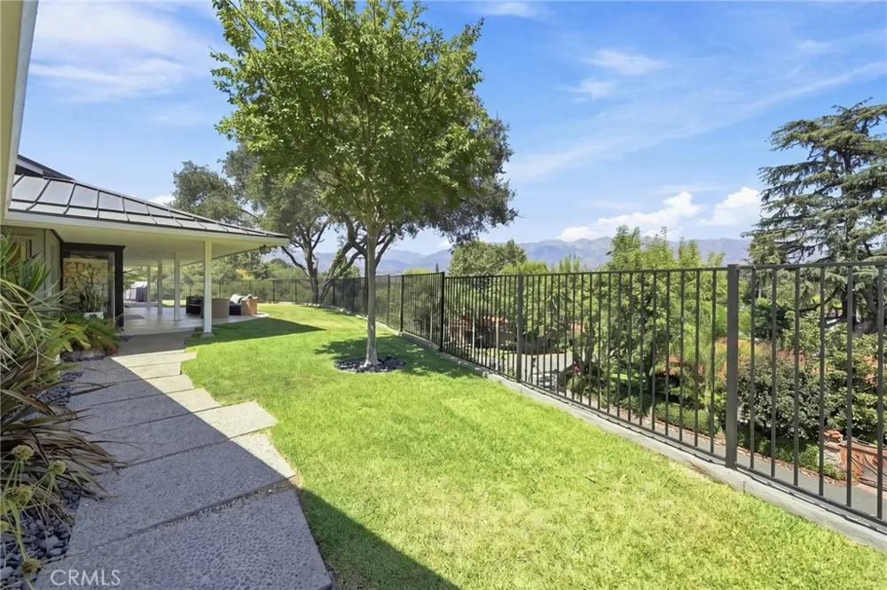 3608 Hampstead Road La Canada Flintridge, CA 91011