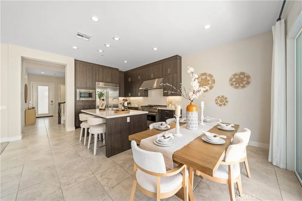 270 Burwood Lake Forest, CA 92630