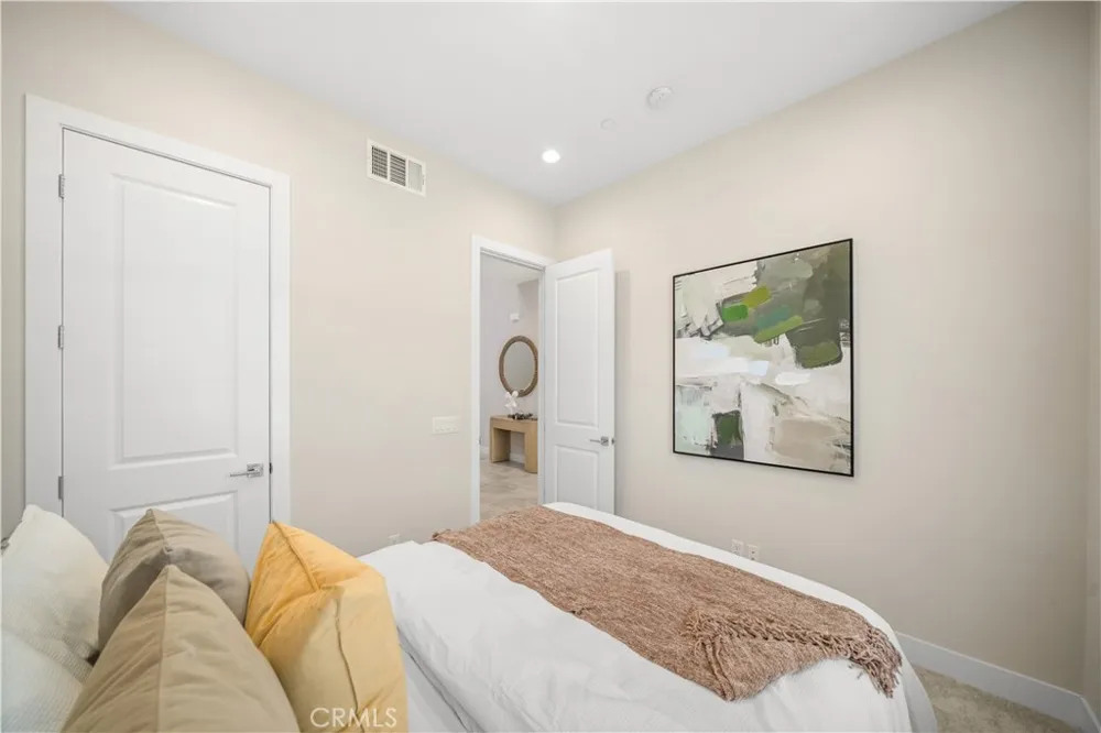 270 Burwood Lake Forest, CA 92630