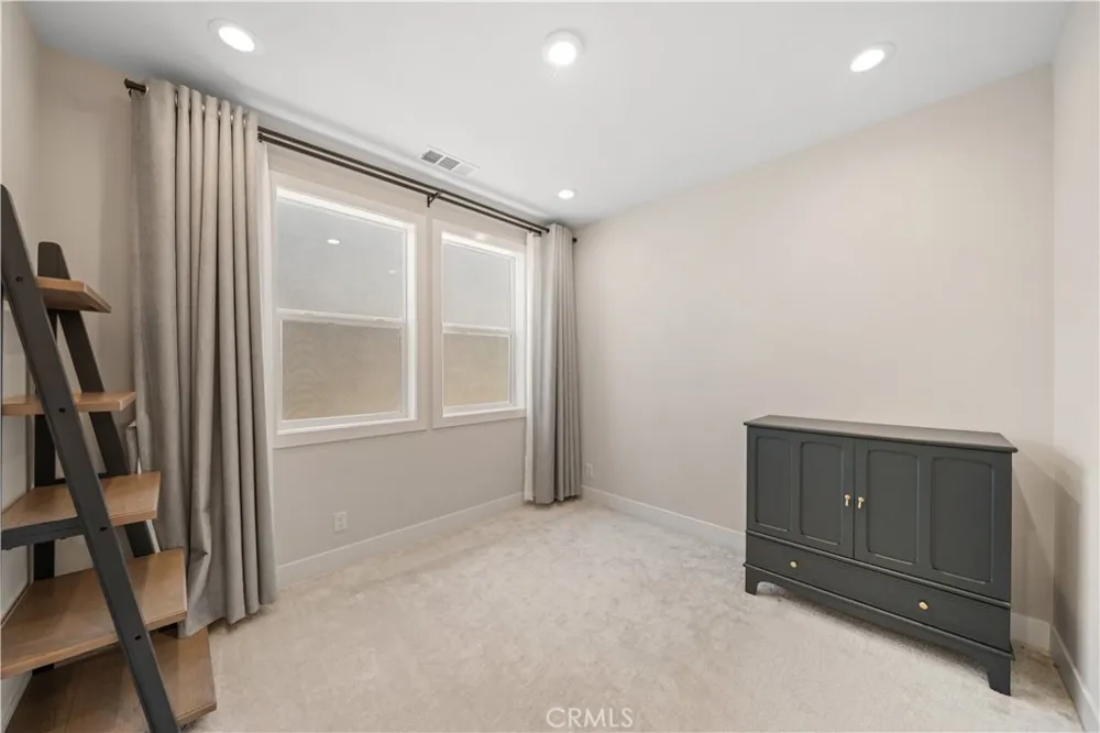 270 Burwood Lake Forest, CA 92630