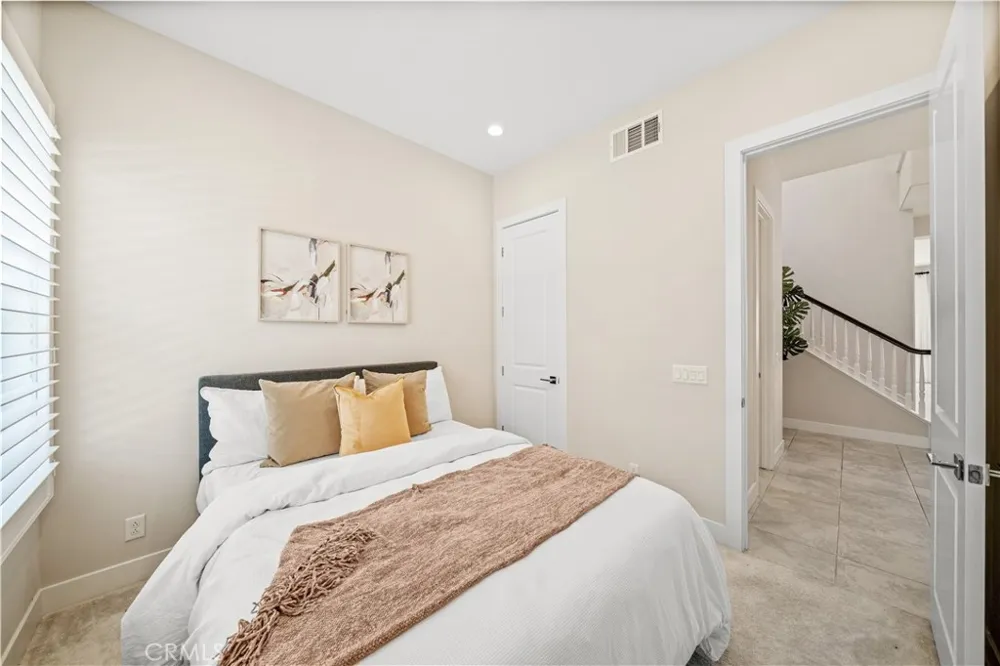 270 Burwood Lake Forest, CA 92630