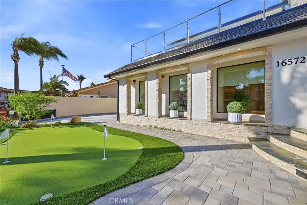 16572 Carousel Huntington Beach, CA 92649