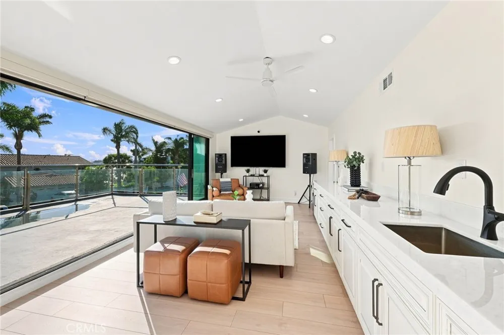 16572 Carousel Huntington Beach, CA 92649