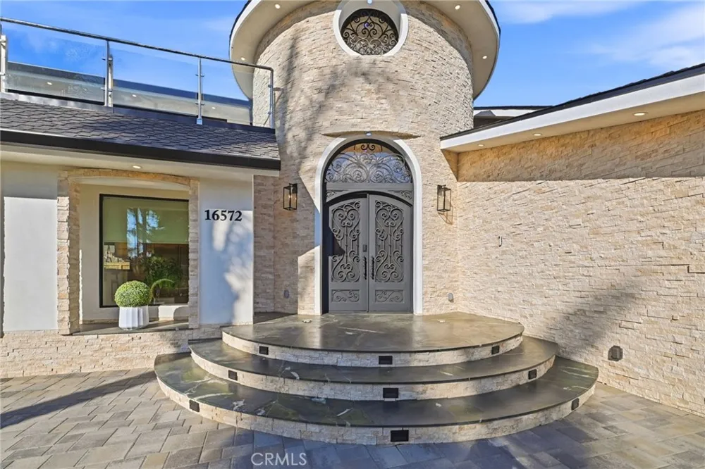 16572 Carousel Huntington Beach, CA 92649