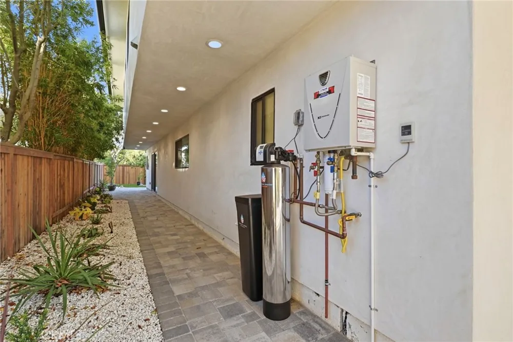 16572 Carousel Huntington Beach, CA 92649
