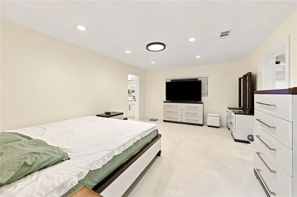 16572 Carousel Huntington Beach, CA 92649