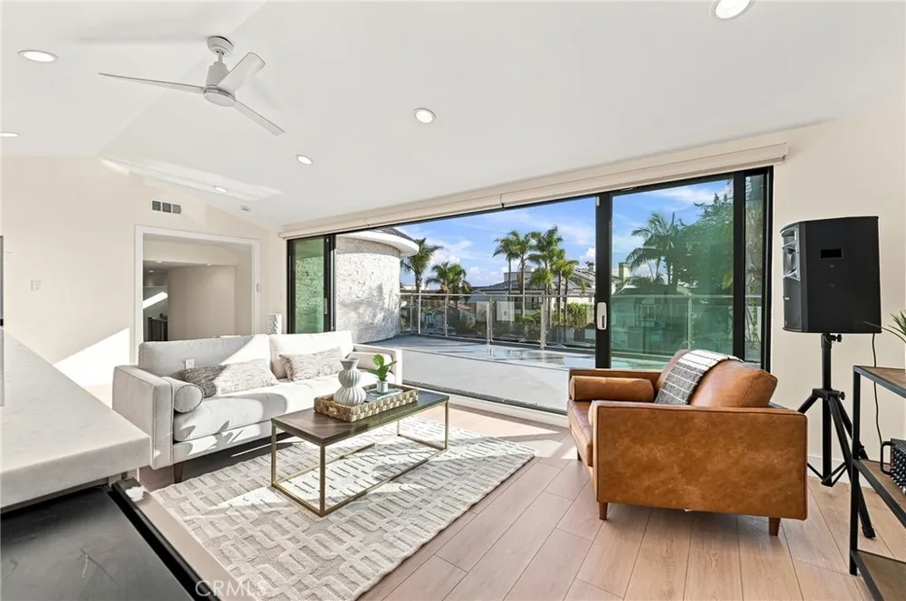 16572 Carousel Huntington Beach, CA 92649