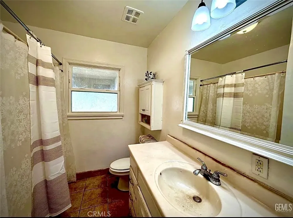 2512 Barnett Bakersfield, CA 93308