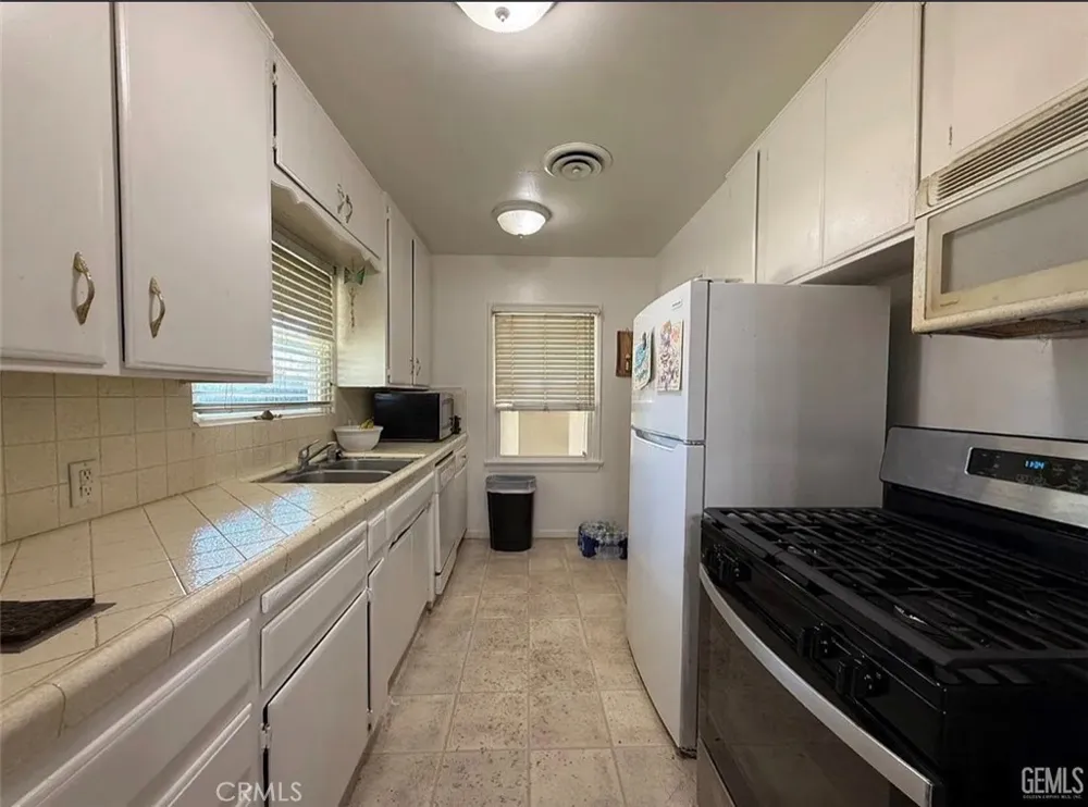 2512 Barnett Bakersfield, CA 93308