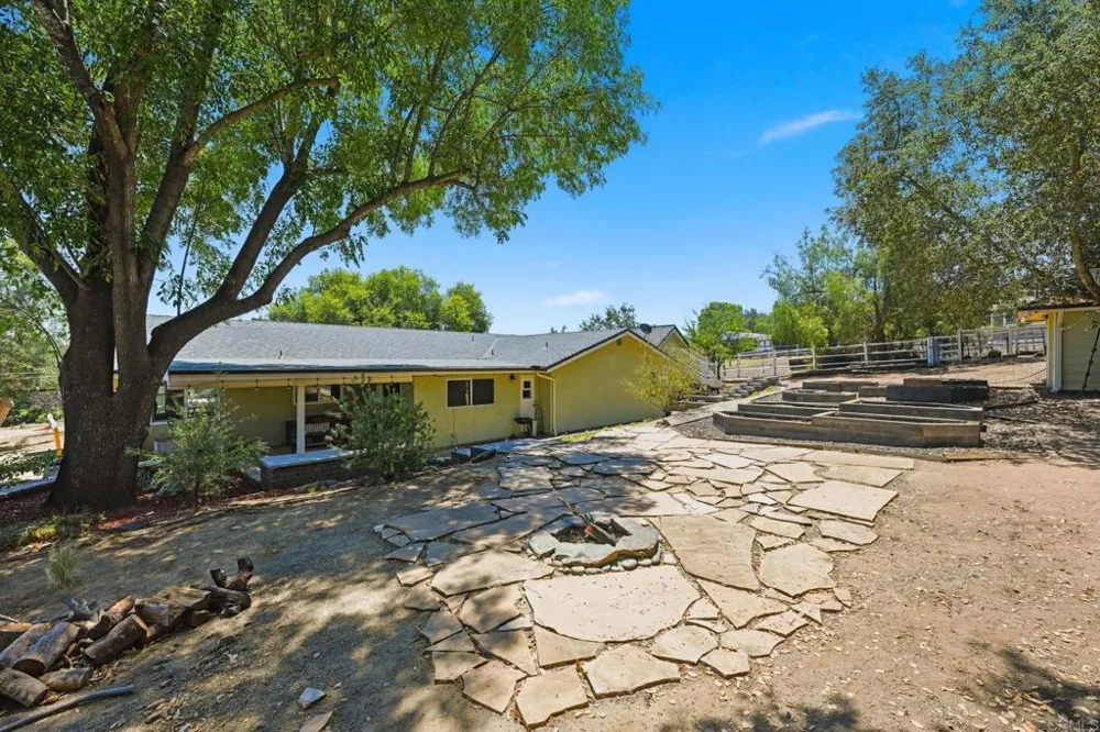 2438 Duraznitos Rd Ramona, CA 92065