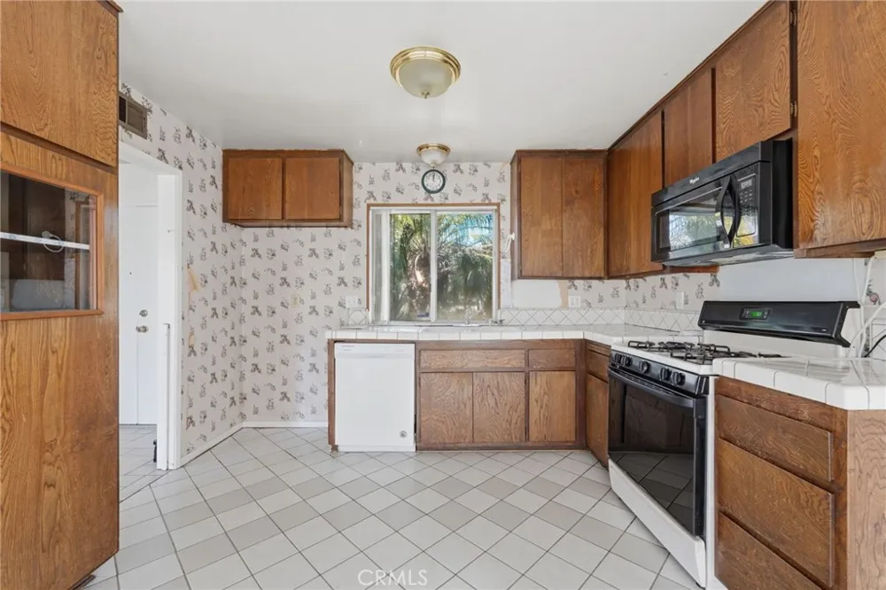 18512 Kamstra Cerritos, CA 90703
