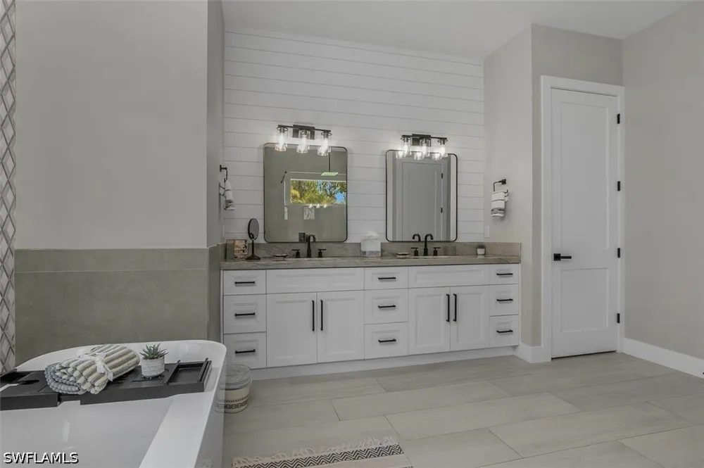 2nd Avenue SE Naples, FL 34117