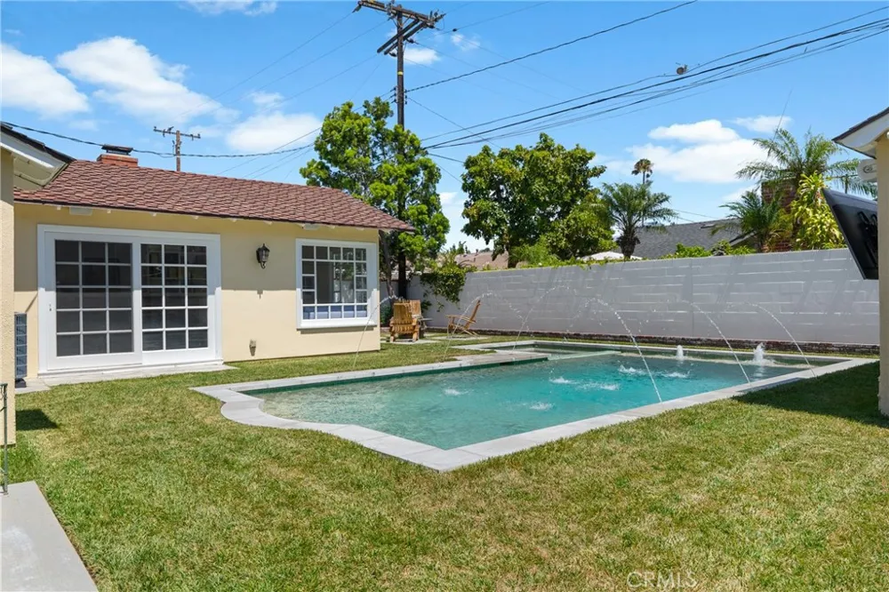 3052 Bostonian Los Alamitos, CA 90720