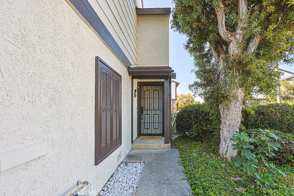 2640 W Meadowview Anaheim, CA 92804