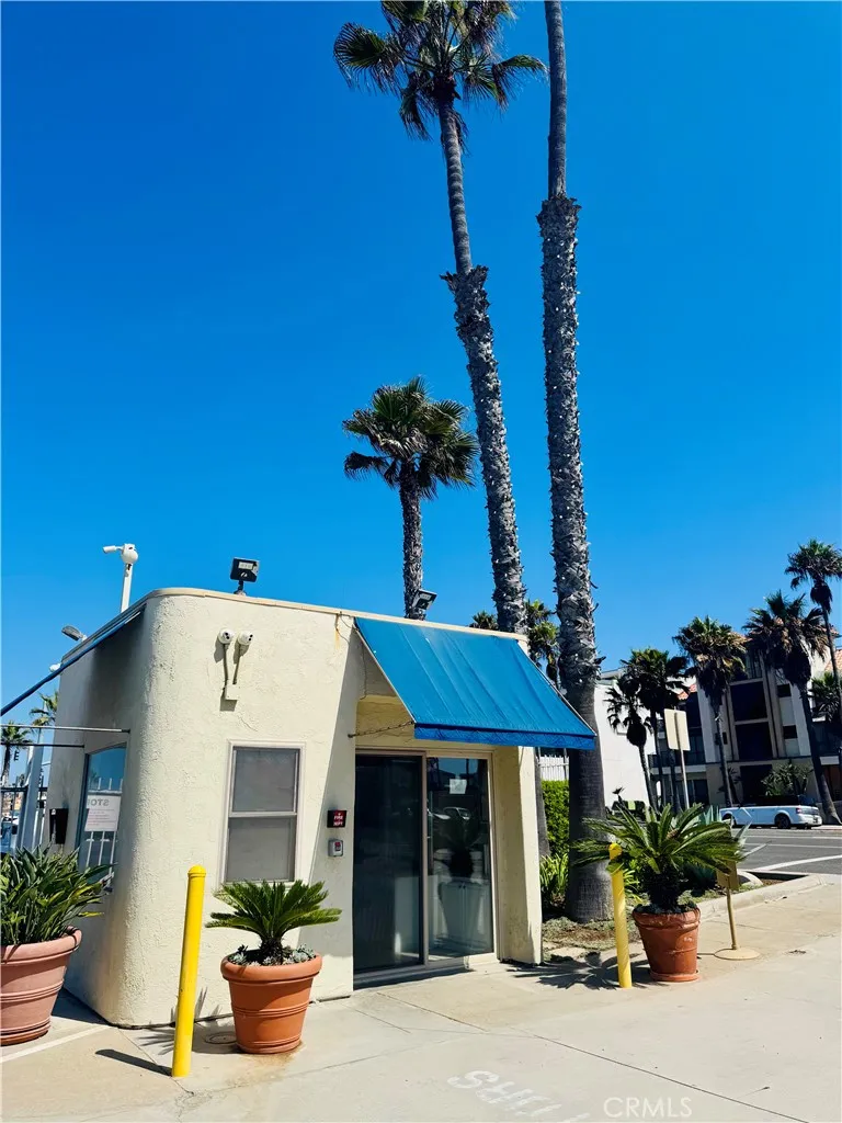 711 Pacific Coast #206 Huntington Beach, CA 92648
