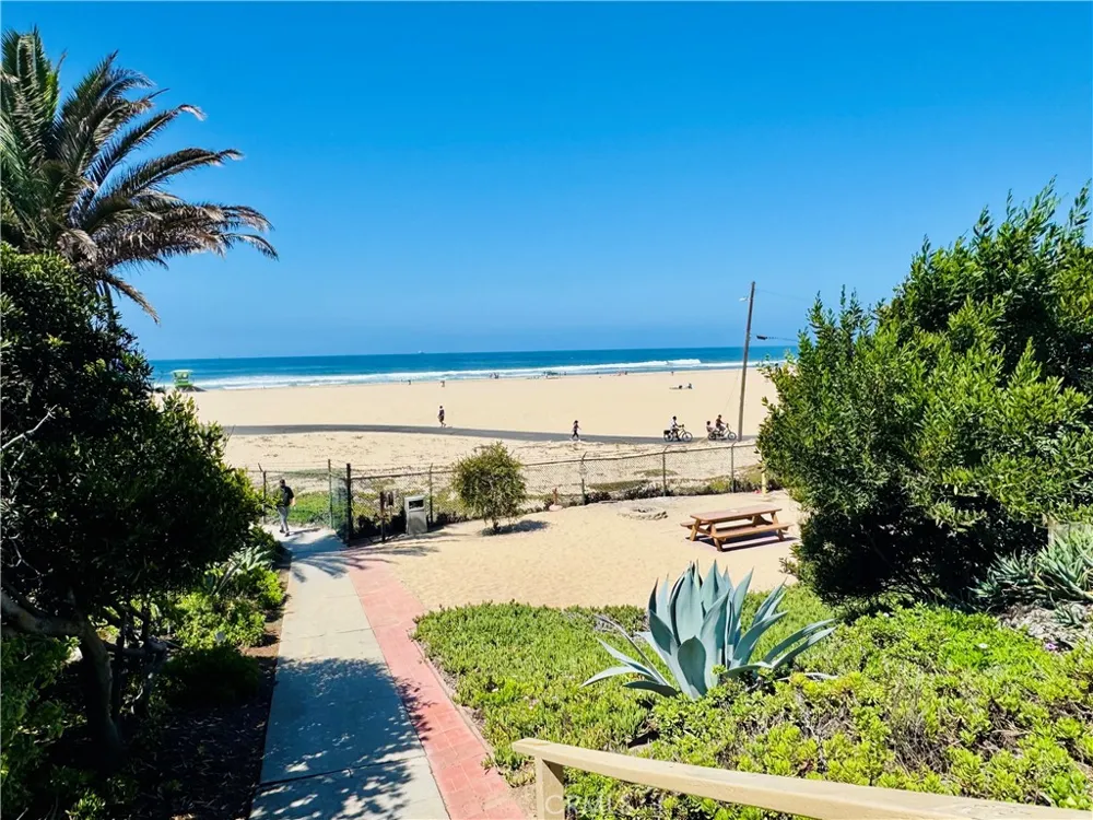 711 Pacific Coast #206 Huntington Beach, CA 92648