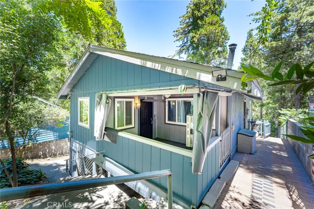 771 Woodland Crestline, CA 92325