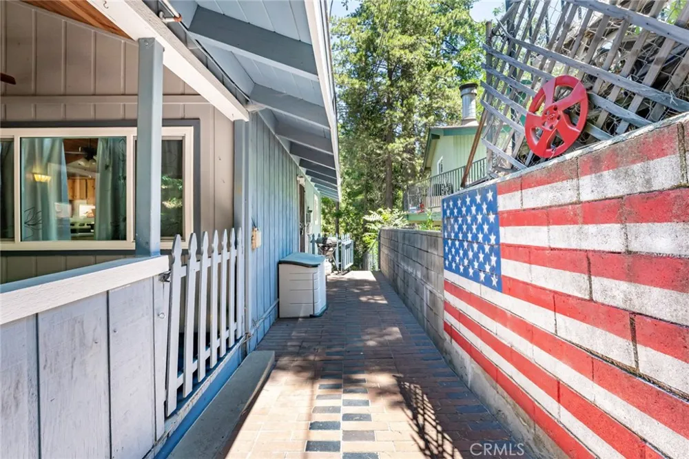 771 Woodland Crestline, CA 92325