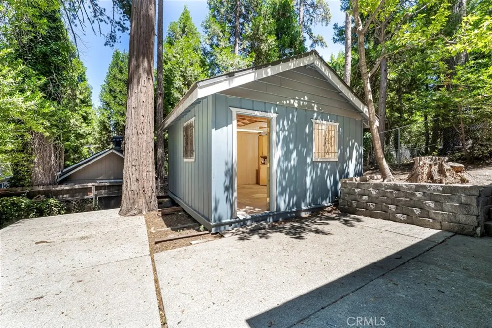 771 Woodland Crestline, CA 92325