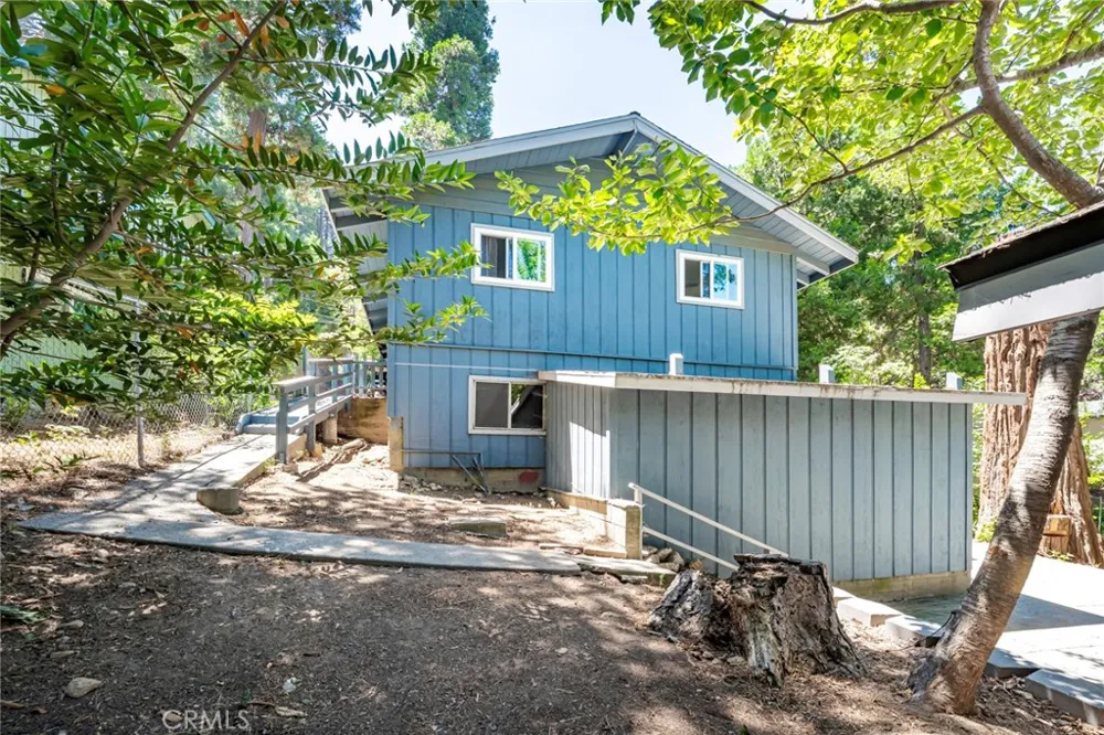 771 Woodland Crestline, CA 92325