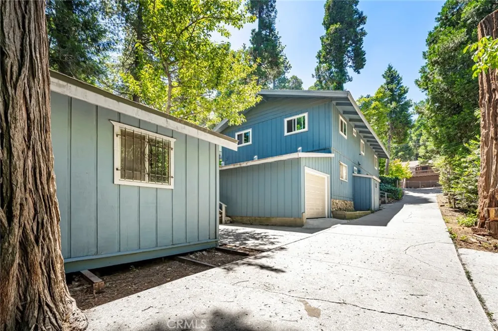771 Woodland Crestline, CA 92325
