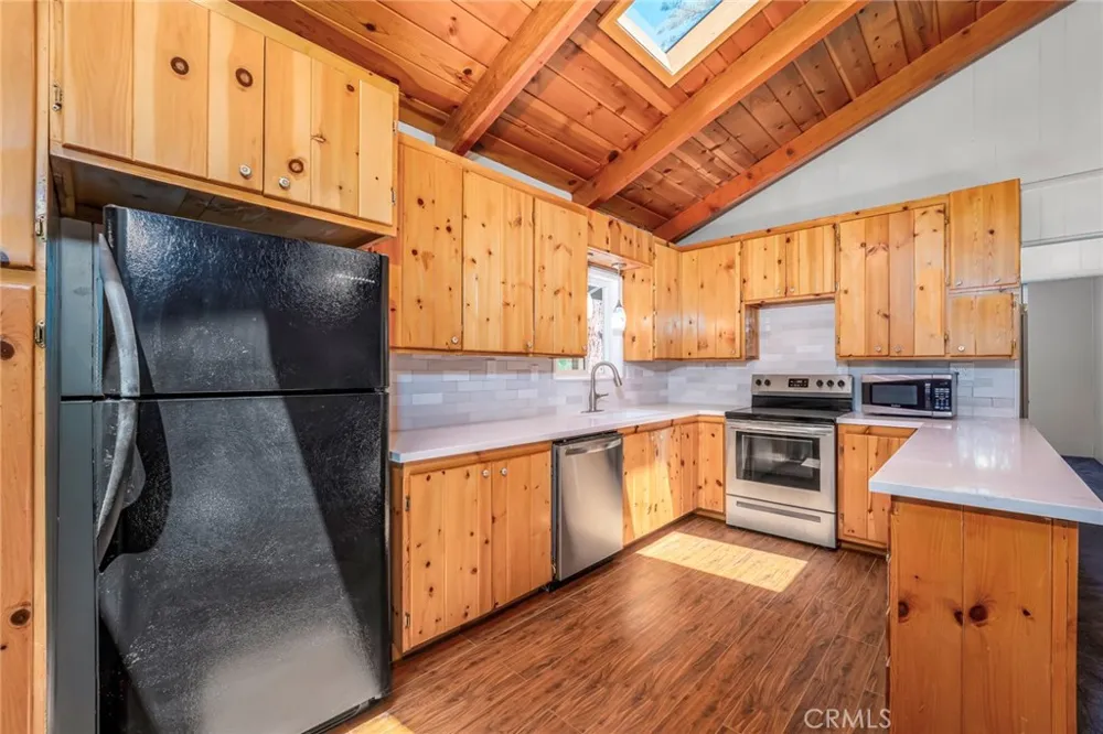 771 Woodland Crestline, CA 92325