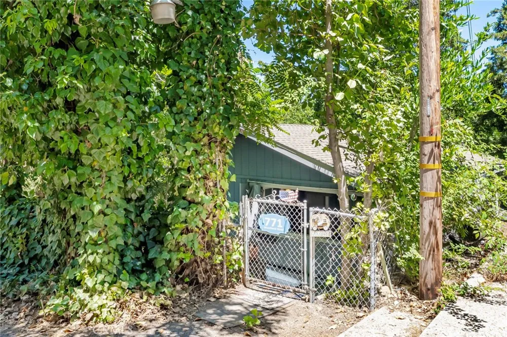 771 Woodland Crestline, CA 92325