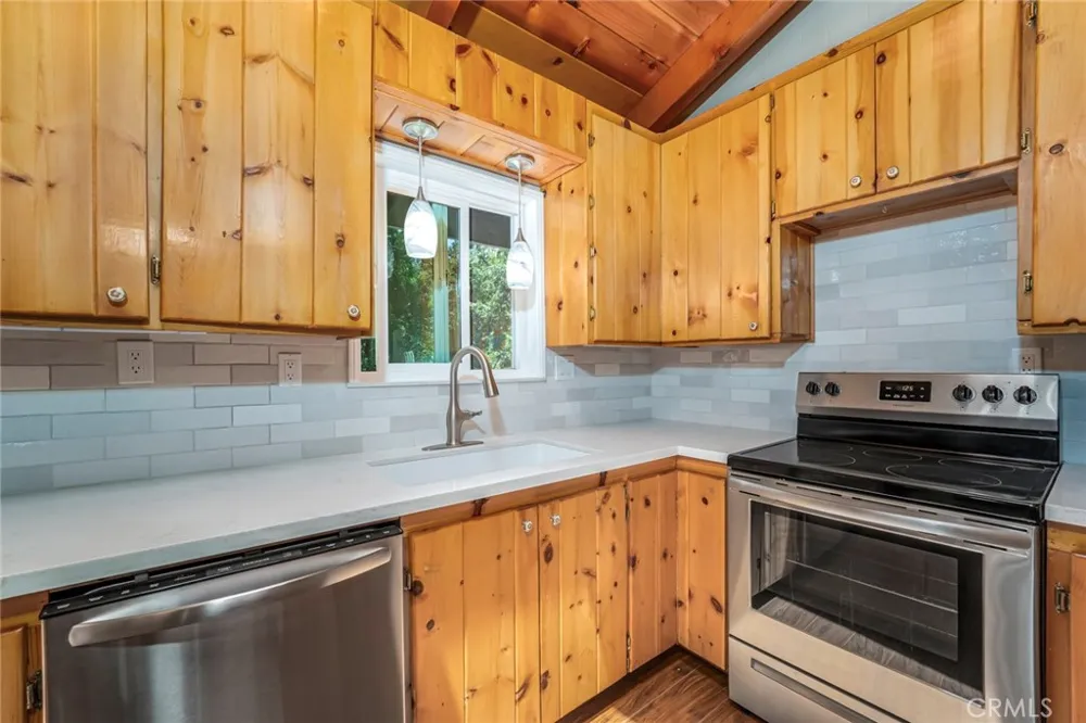 771 Woodland Crestline, CA 92325