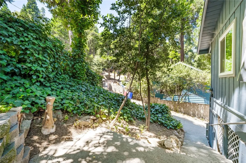 771 Woodland Crestline, CA 92325
