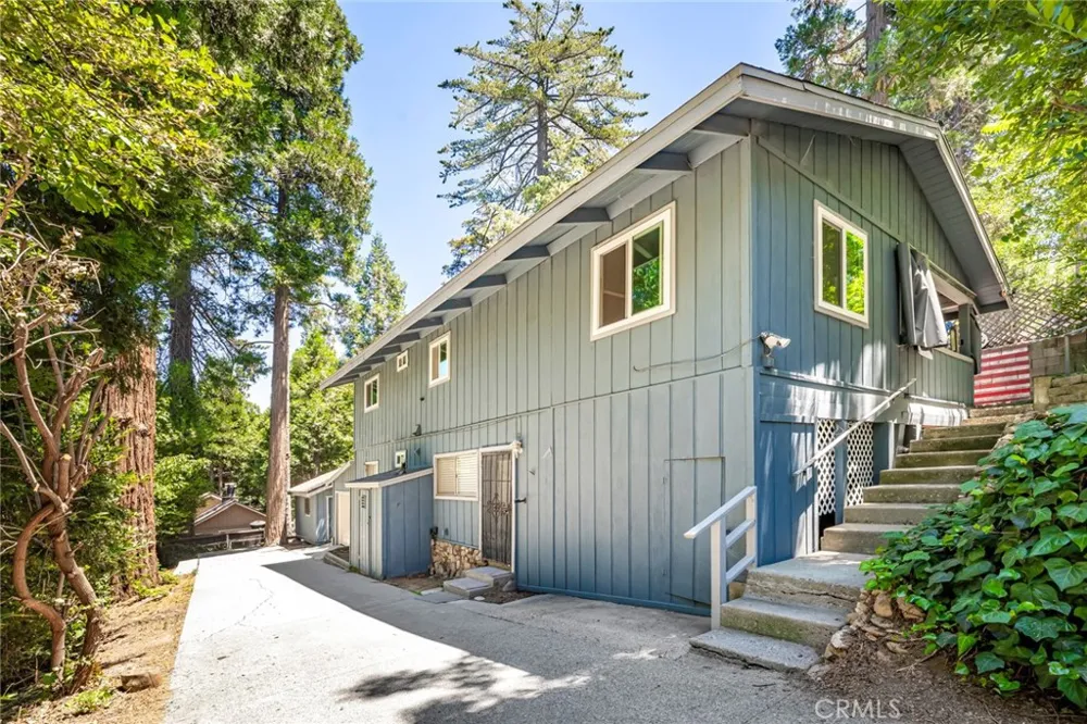 771 Woodland Crestline, CA 92325