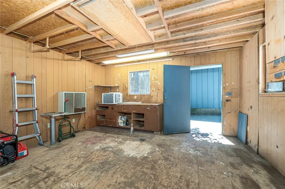 771 Woodland Crestline, CA 92325