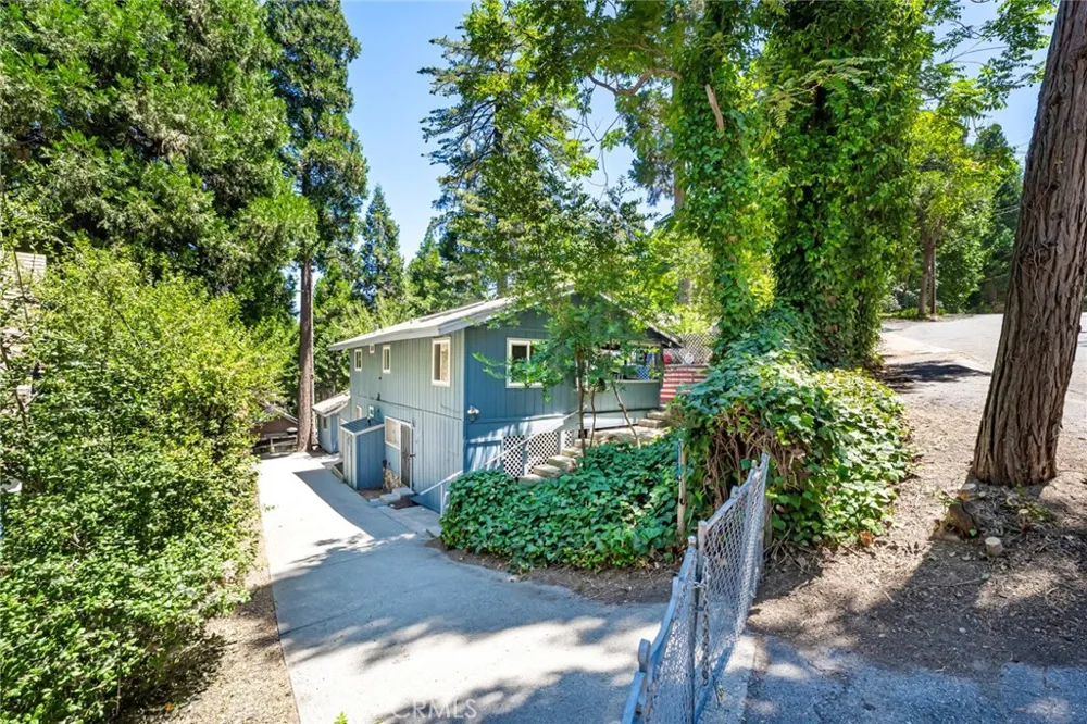 771 Woodland Crestline, CA 92325