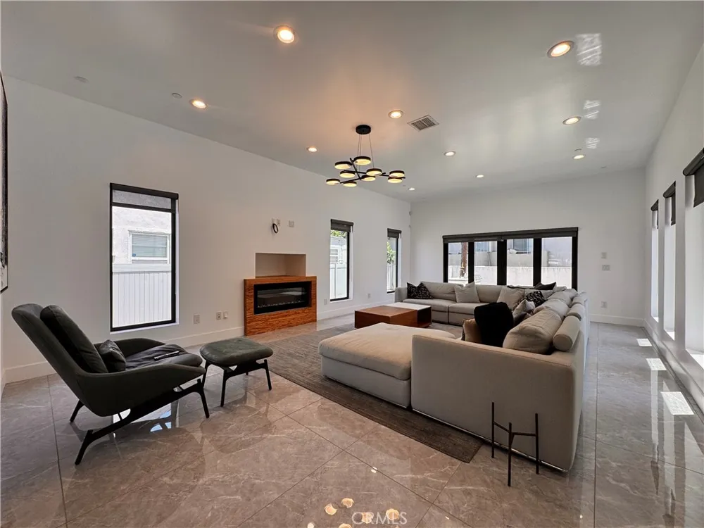 11230 Pickford Los Angeles, CA 90064