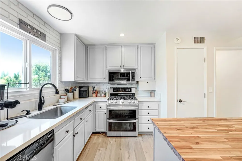 28038 Lakehurst Canyon Country, CA 91351